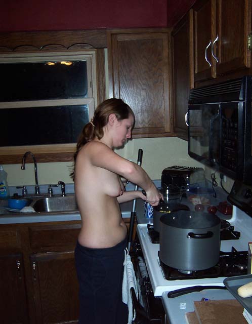 Candid Amateur Naked Chicks Cooking 